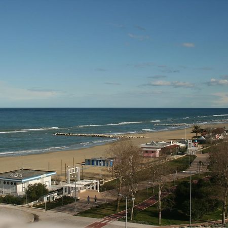 פסקרה Hotel Holiday מראה חיצוני תמונה