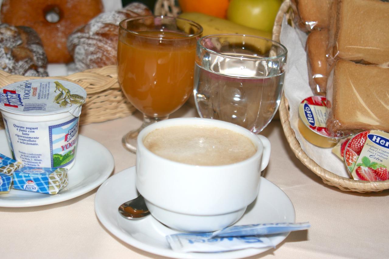 פסקרה Hotel Holiday מראה חיצוני תמונה